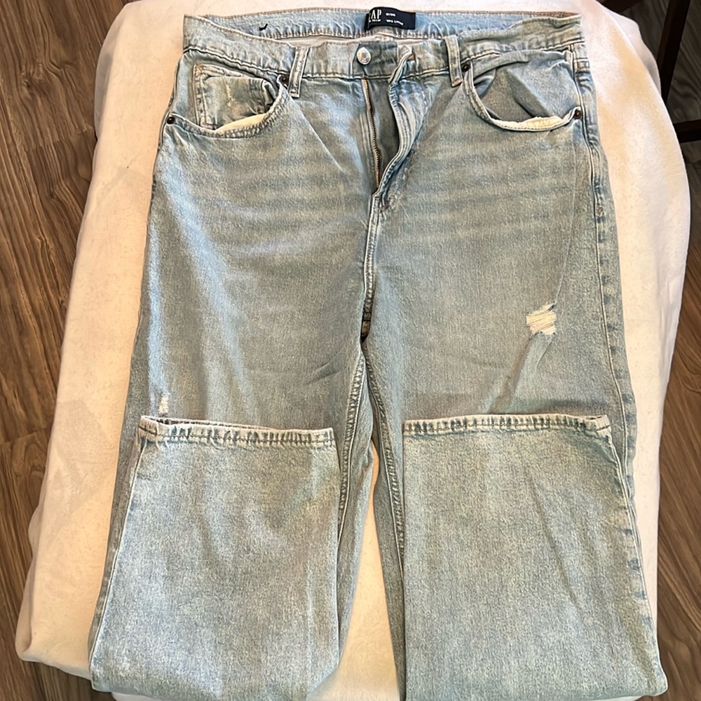 GAP brand. Women’s 90’s loose fit distressed jeans.
